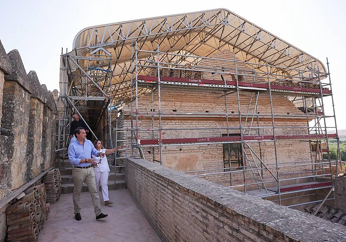 El alcalde de Córdoba José María Bellido comprueba la restauración en el Alcázar de los Reyes Cristianos