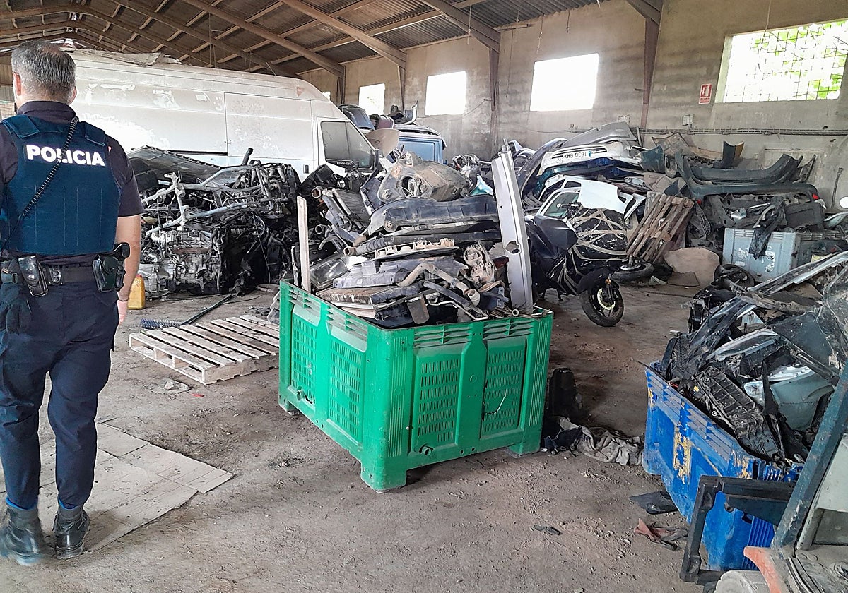 Imagen de la nave donde se realizaban despieces ilegales de vehículos