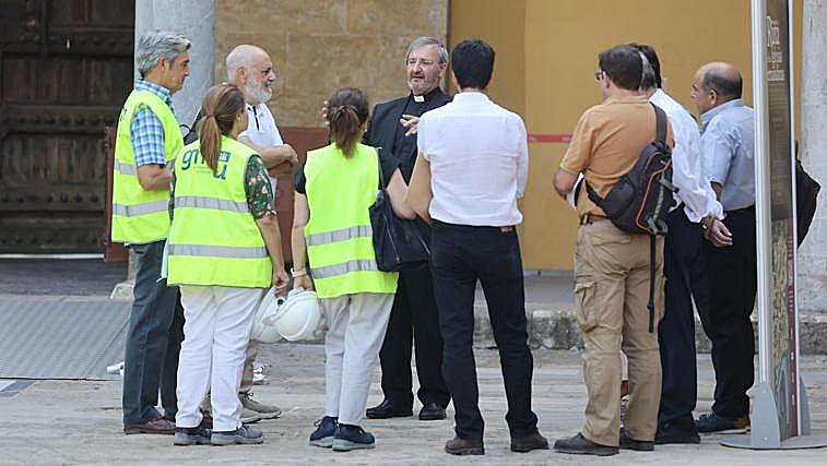 Miembros de Icomos y el Cabildo, este martes, en la Mezquita