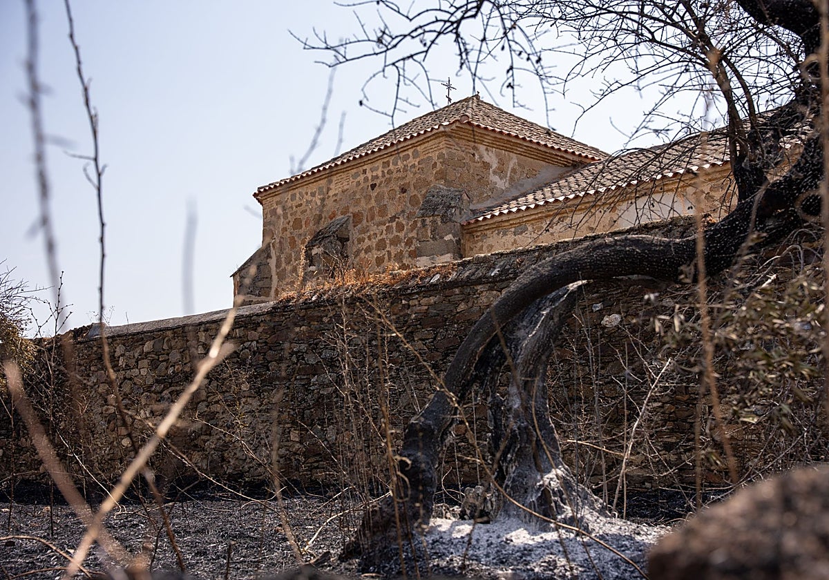 Las llamas han rodeado la iglesia parroquial de San Pedro Apóstol