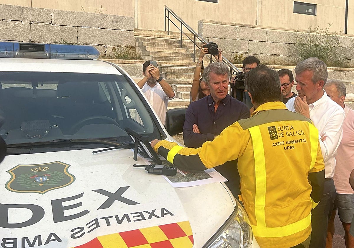 Feijóo, junto a Rueda, escucha a un agente ambiental este miércoles en Chandrexa de Queixa
