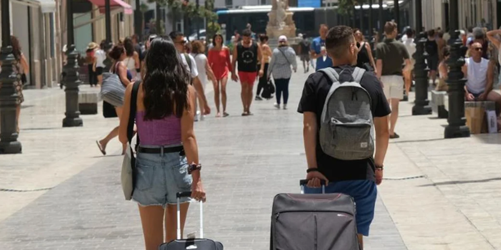De la Torre emplaza a la Junta a habilitar una tasa turística para aliviar el alquiler