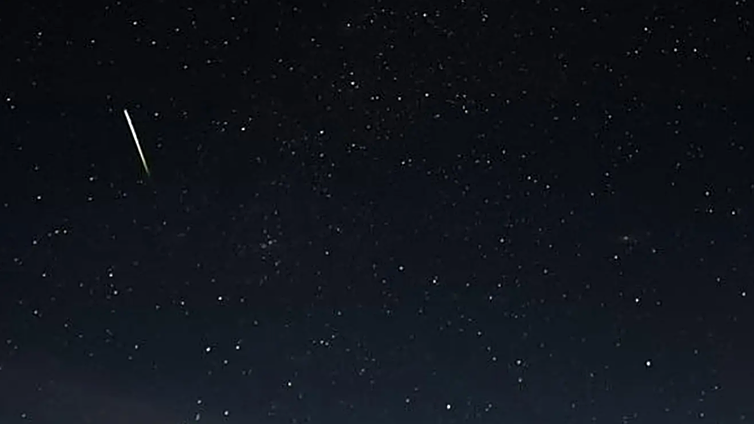 Cientos de personas llenan El Torcal de Antequera para disfrutar de las Perseidas