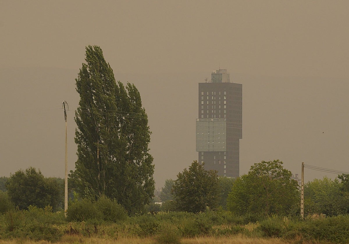 Intenso humo en el Bierzo debido a los diferentes incendios que hay en la comarca