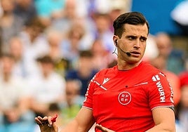 El árbitro de Primera División Guzmán Mansilla, pregonero este jueves de las fiestas de Bernuy