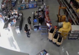Cae una banda que atracaba supermercados de Málaga con machetes y fusiles de asalto simulados