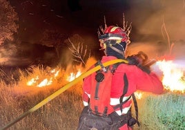 Las llamas rodean el municipio cacereño de Cabezabellosa, donde permanecen algunos vecinos: «Es una ratonera»