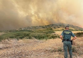Efectivos de la Guardia Civil en un incendio