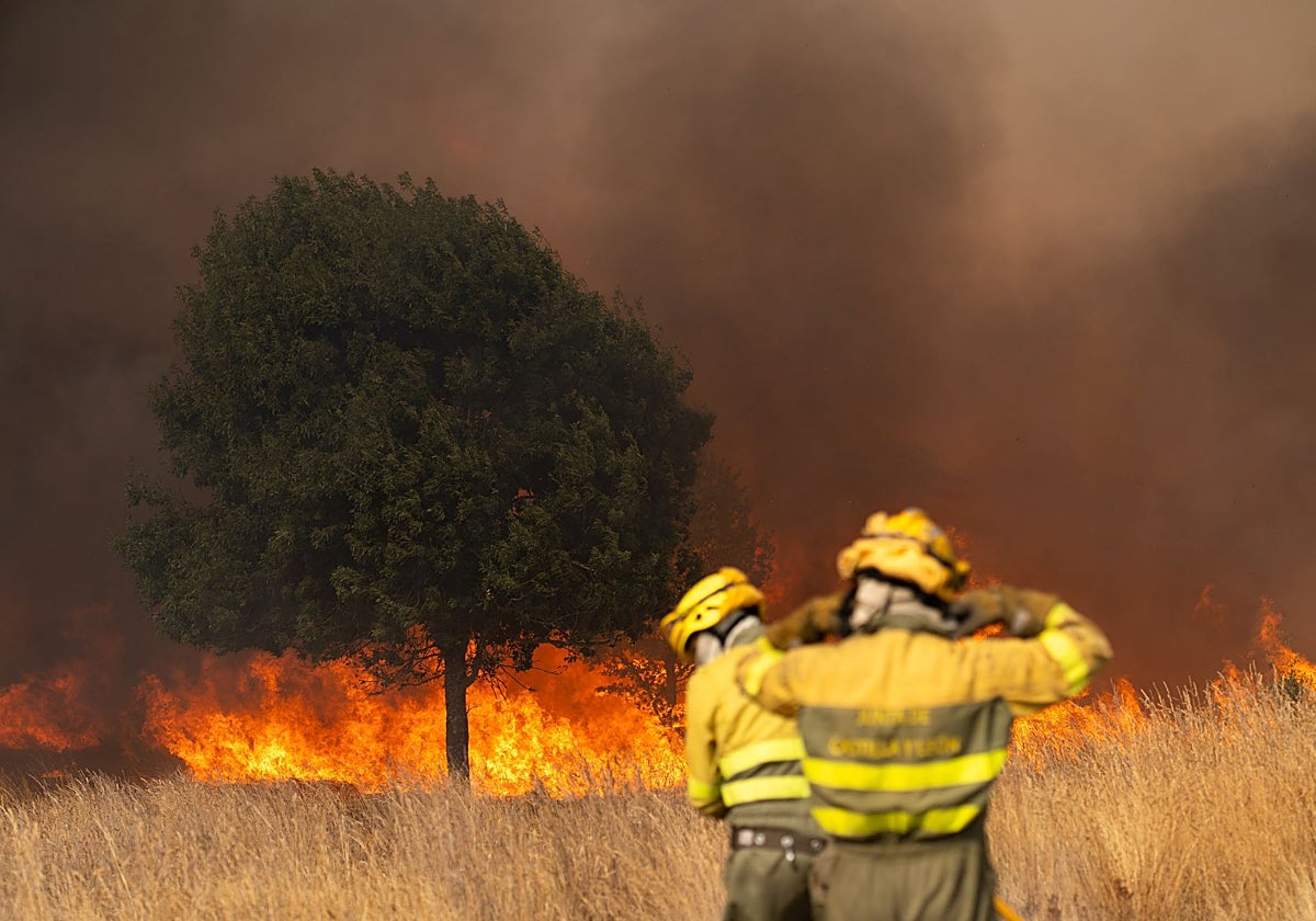 Bomberos trabajan para extinguir el incendio en Molezuelas de la Carballeda, Zamora (España)