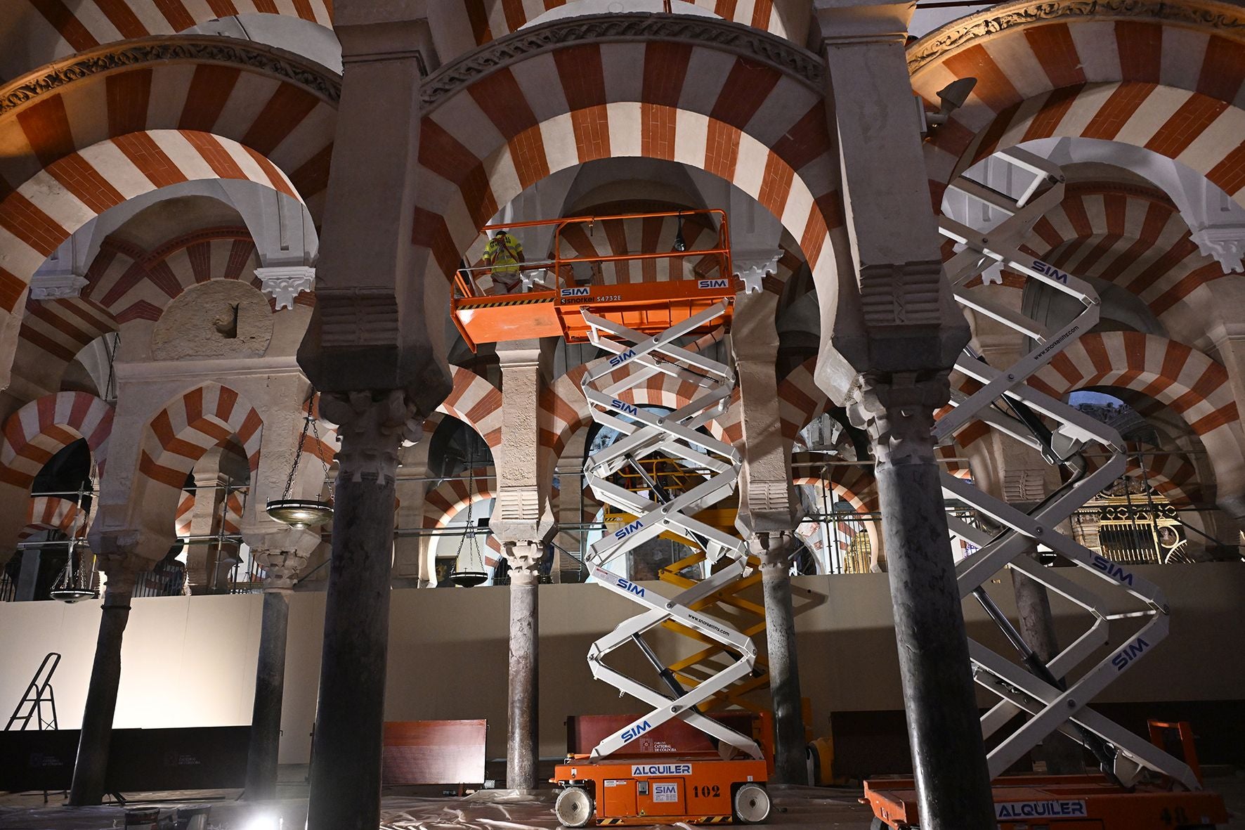 Así avanzan las obras en el interior de la Mezquita de Córdoba tras el incendio