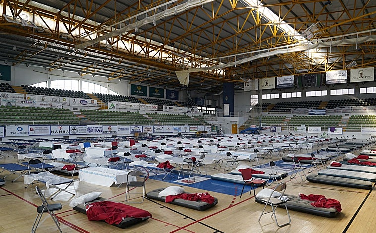 Imagen principal - Sobre estas líneas, el polideportivo Lydia Valentín de Ponferrada, preparado para acoger a los brigadistas que trabajan en la extinción del incendio. Debajo, evacuados en Astorga e indignación entre los vecinos de La Bañeza por un bulo sobre recogida de alimentos