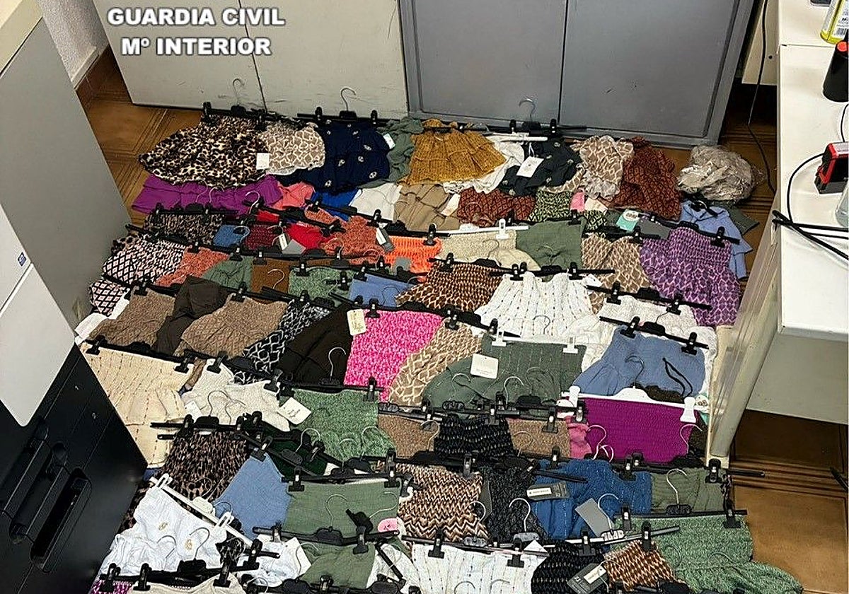 Imagen de la ropa intervenida por la Guardia Civil que la detenida quería robar al comerciante
