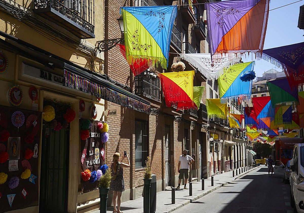 La calle Calatrava, engalanada para las fiestas de La Paloma