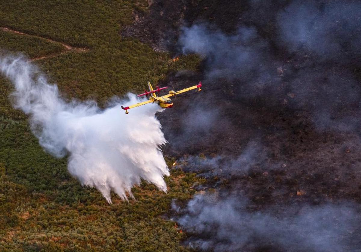 Guerra de cifras entre Gobierno y PP por los medios aéreos contratados para luchar contra los incendios