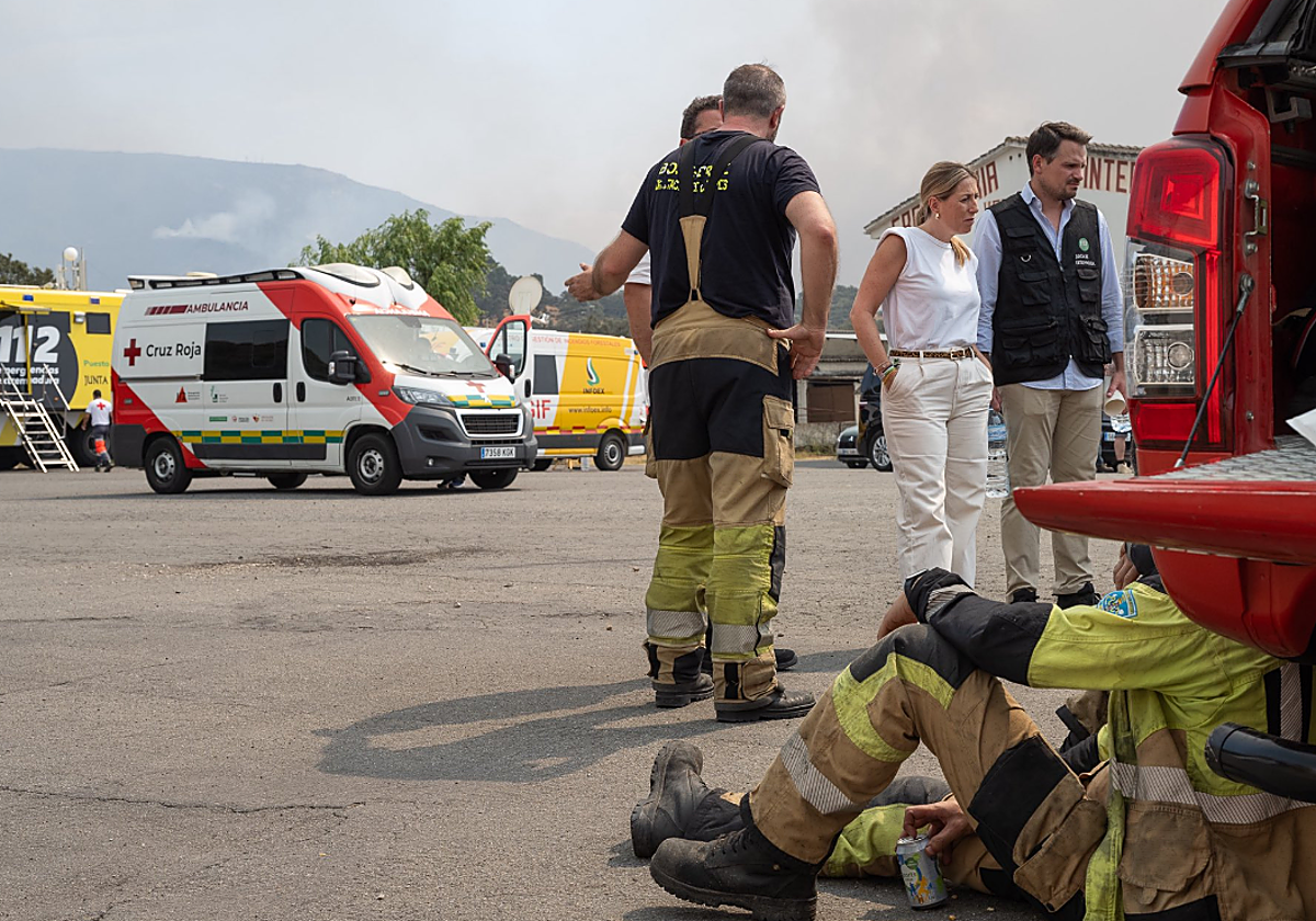 La presidenta de la Junta de Extremadura, María Guardiola, el consejero de Presidencia, Abel Bautista y efectivos del INFOEX