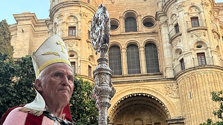 Representante religioso de la corte de los Reyes Católicos junto a la Catedral de Málaga