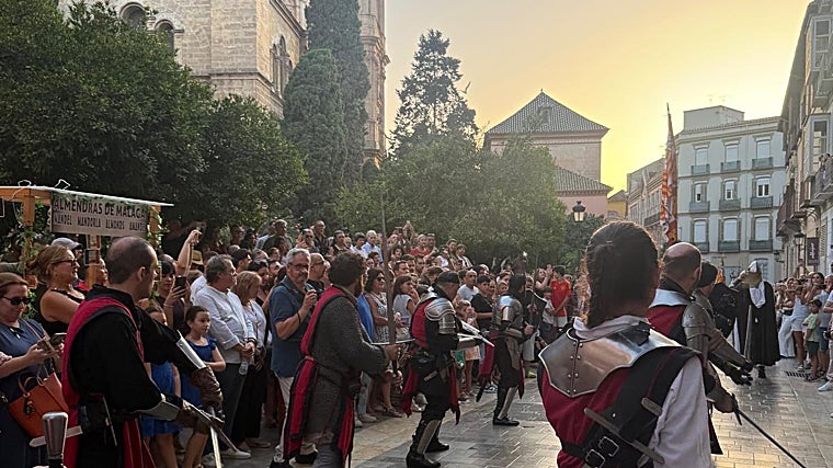 Los caballeros de la corte de los Reyes Católicos hacen maniobras con las espadas ante la mirada del público