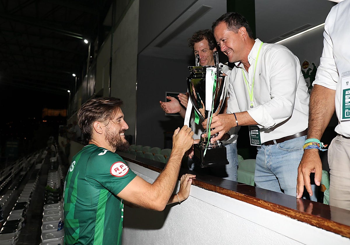 El alcalde de Toledo, Carlos Velázqez, entregó el Trofeo Ferias a 'Chupi', capitán del CD Toledo