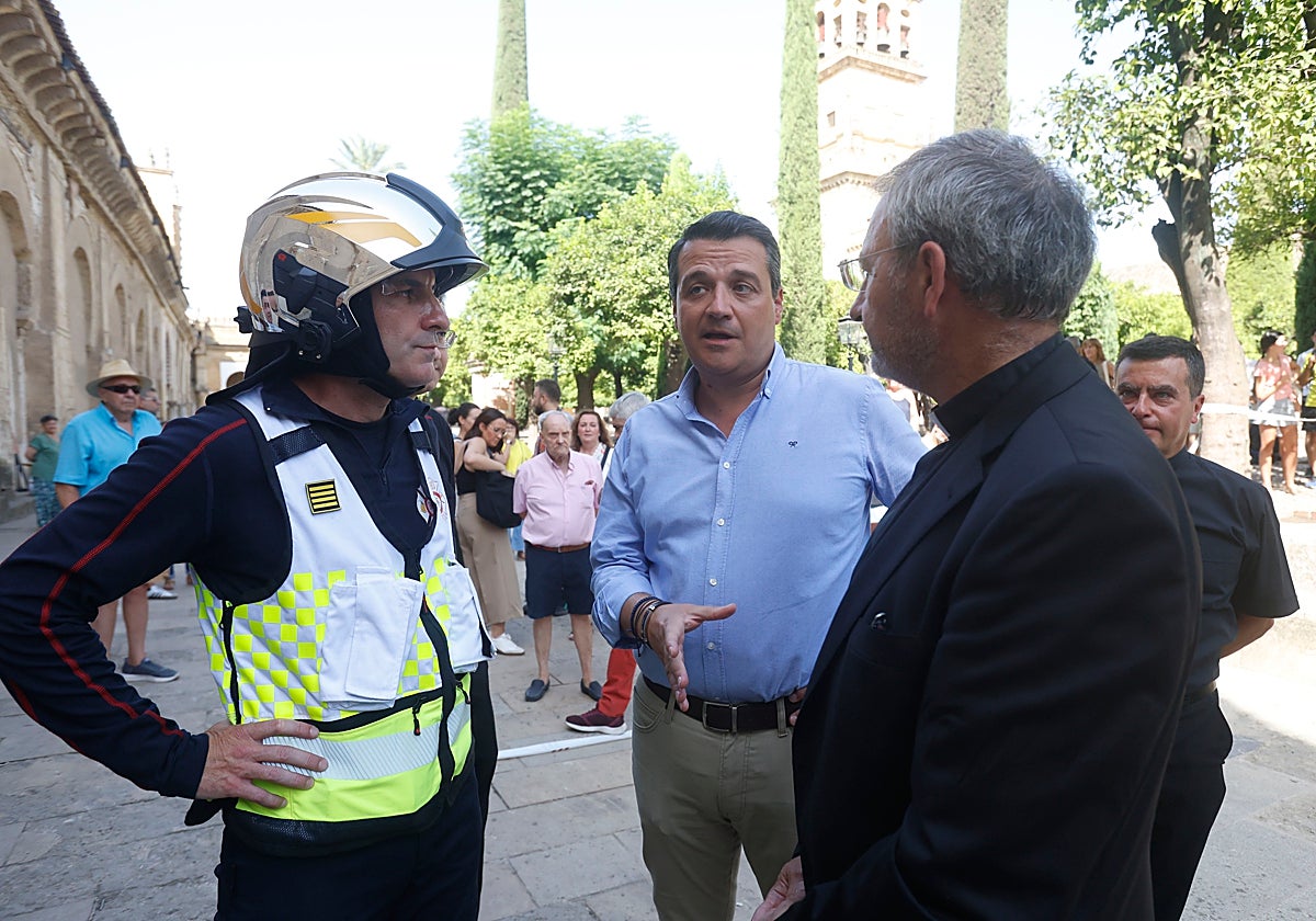 El jefe de Bomberos de Córdoba, Daniel Muñoz (i), el alcalde de Córdoba, José María Bellido (c), y el deán de la mezquita-catedral de Córdoba, Joaquín Alberto Nieva (d)