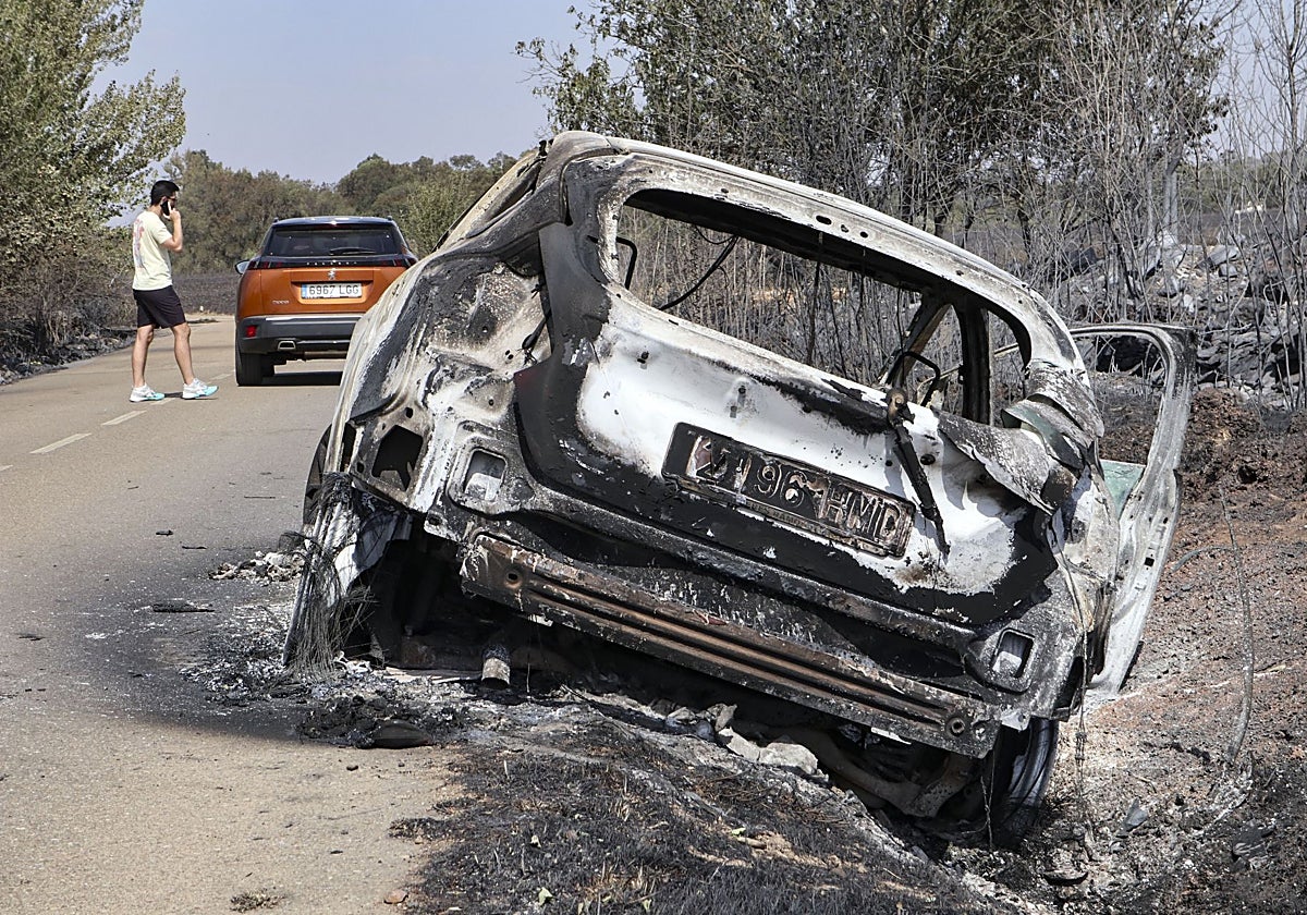 Vehículo calcinado por el incendio forestal de Puercas en Abejera (Zamora)