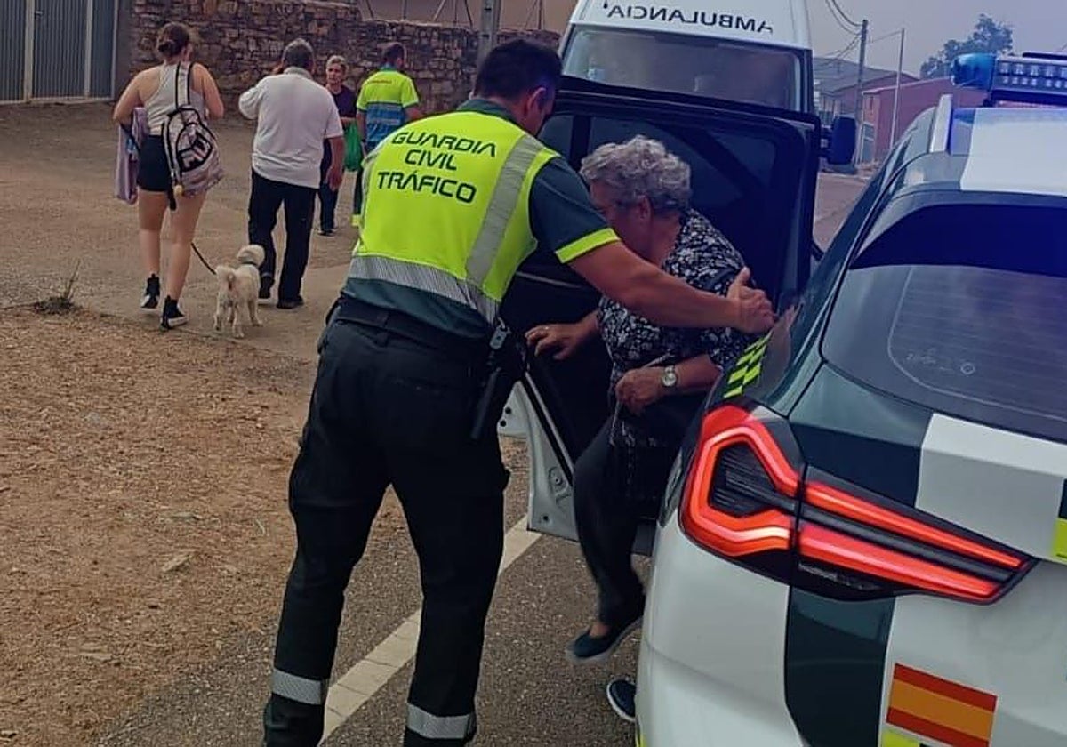 Momento de uno de los desalojos por el incendio de Puercas (Zamora)