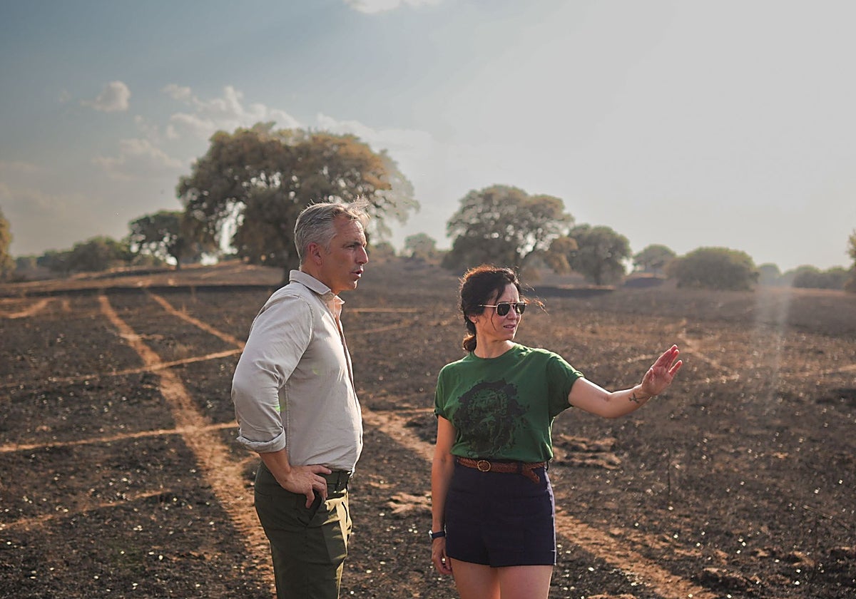 La presidenta Díaz Ayuso y el consejero de Medio Ambiente, Carlos Novillo, en el terreno quemado en Tres Cantos