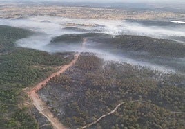 El incendio de Aroche sigue activo: se incorporan dos helicópteros y dos aviones de carga en tierra