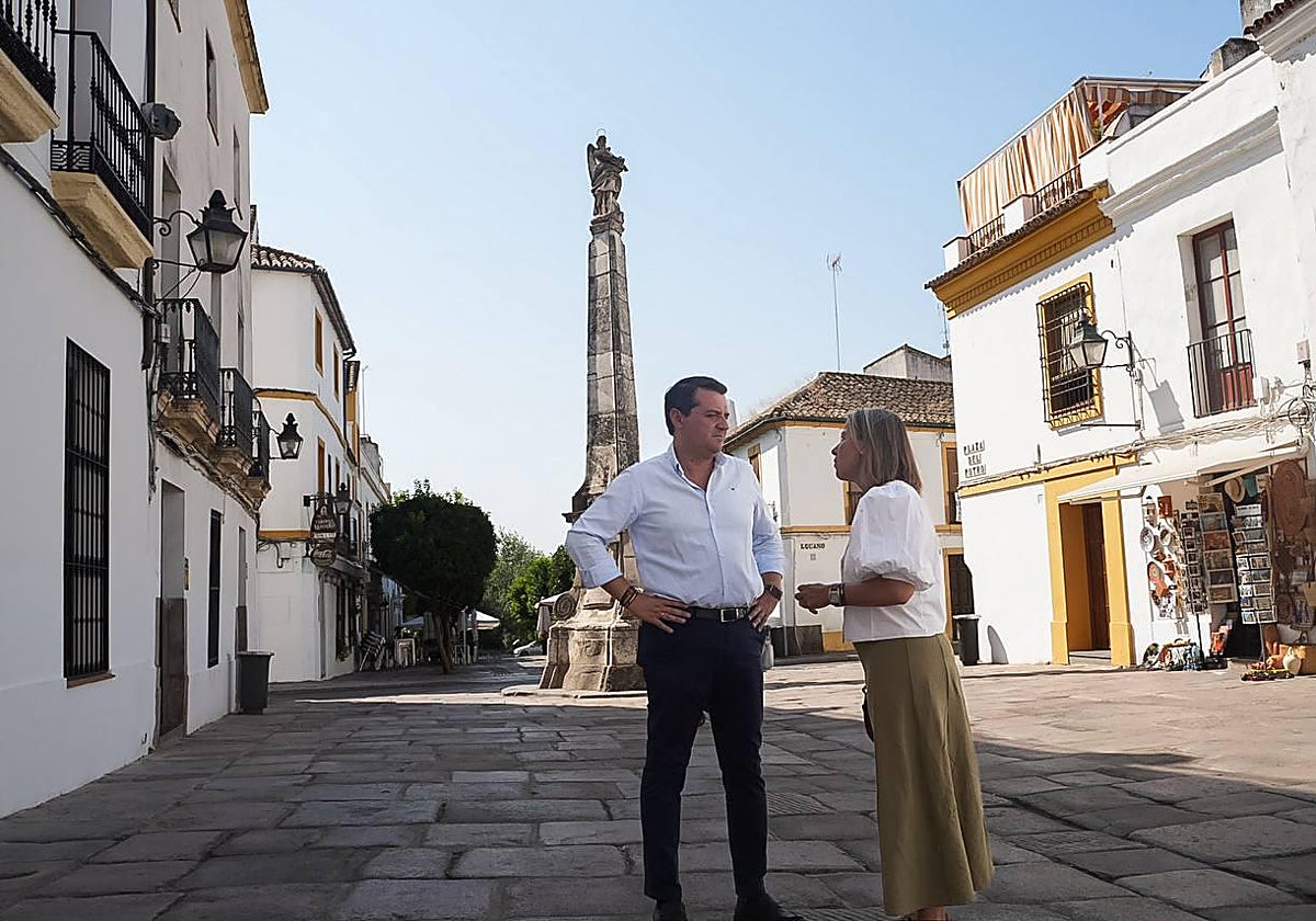 José María Bellido e Isabel Albás junto al Triunfo de la Plaza del Potro