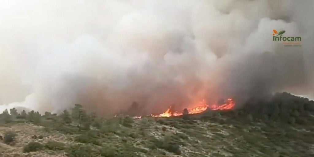 Siete medios aéreos trabajan en la extinción del incendio forestal de Teresa de Cofrentes