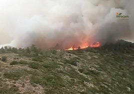 Los bomberos trabajan en dos puntos calientes del incendio de Teresa de Cofrentes tras una noche favorable