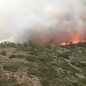 Los bomberos trabajan en dos puntos calientes del incendio de Teresa de Cofrentes tras una noche favorable