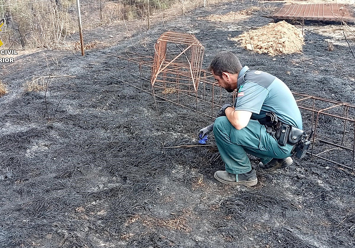 Imagen de un agente de la Guardia Civil en el lugar del incendio