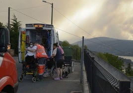 El fuego no da tregua durante la noche y calcina 8.000 hectáreas más en Orense