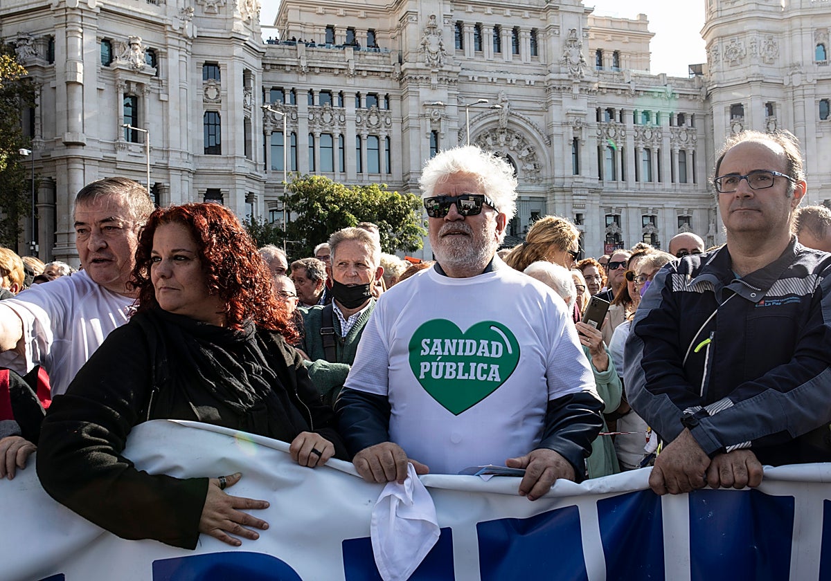 Pedro Almodóvar, en una manifestación por la sanidad pública