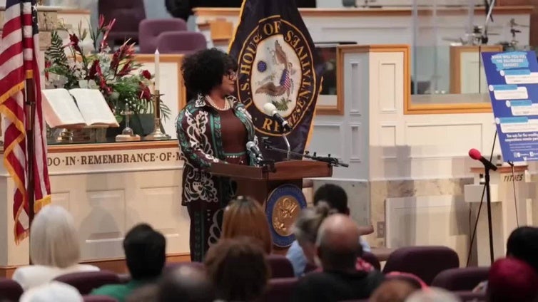 Nikema Williams realiza una asamblea comunitaria en Atlanta con residentes de Georgia