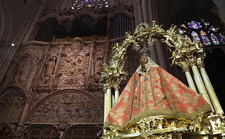 Imagen principal - Diferentes momentos de la procesión por las naves de l templo primado 
