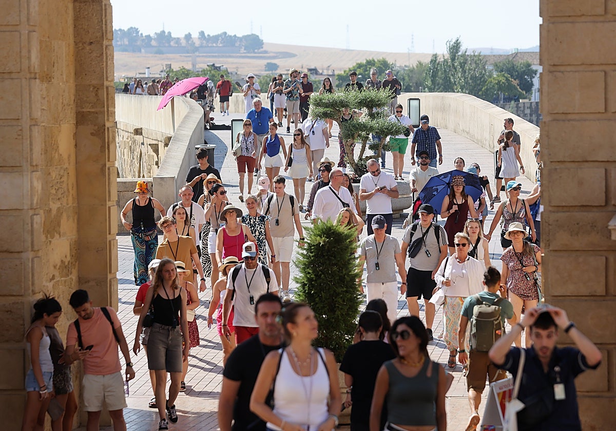 Los turistas llegan a la Mezquita-Catedral desde el Puente Romano