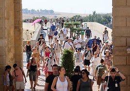 Turistas en el puente de agosto: entre el calor extremo y el incendio de la Mezquita-Catedral