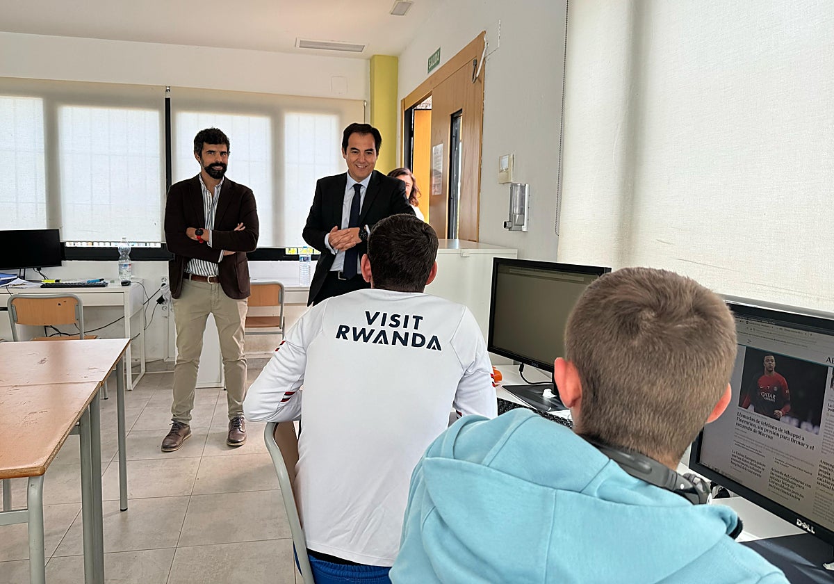 El consejero Nieto, visitando un centro de internamiento en la provincia de Huelva