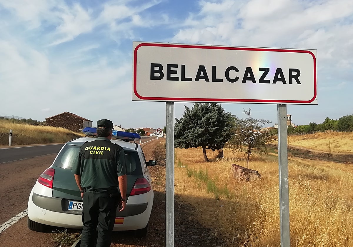 La Guardia Civil en la entrada del municipio de Belalcázar