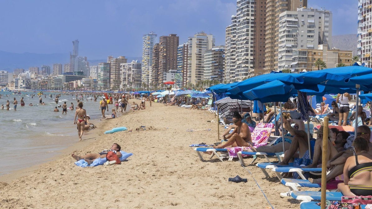 Las playas de Benidorm mantienen el pasillo en la orilla para los paseantes