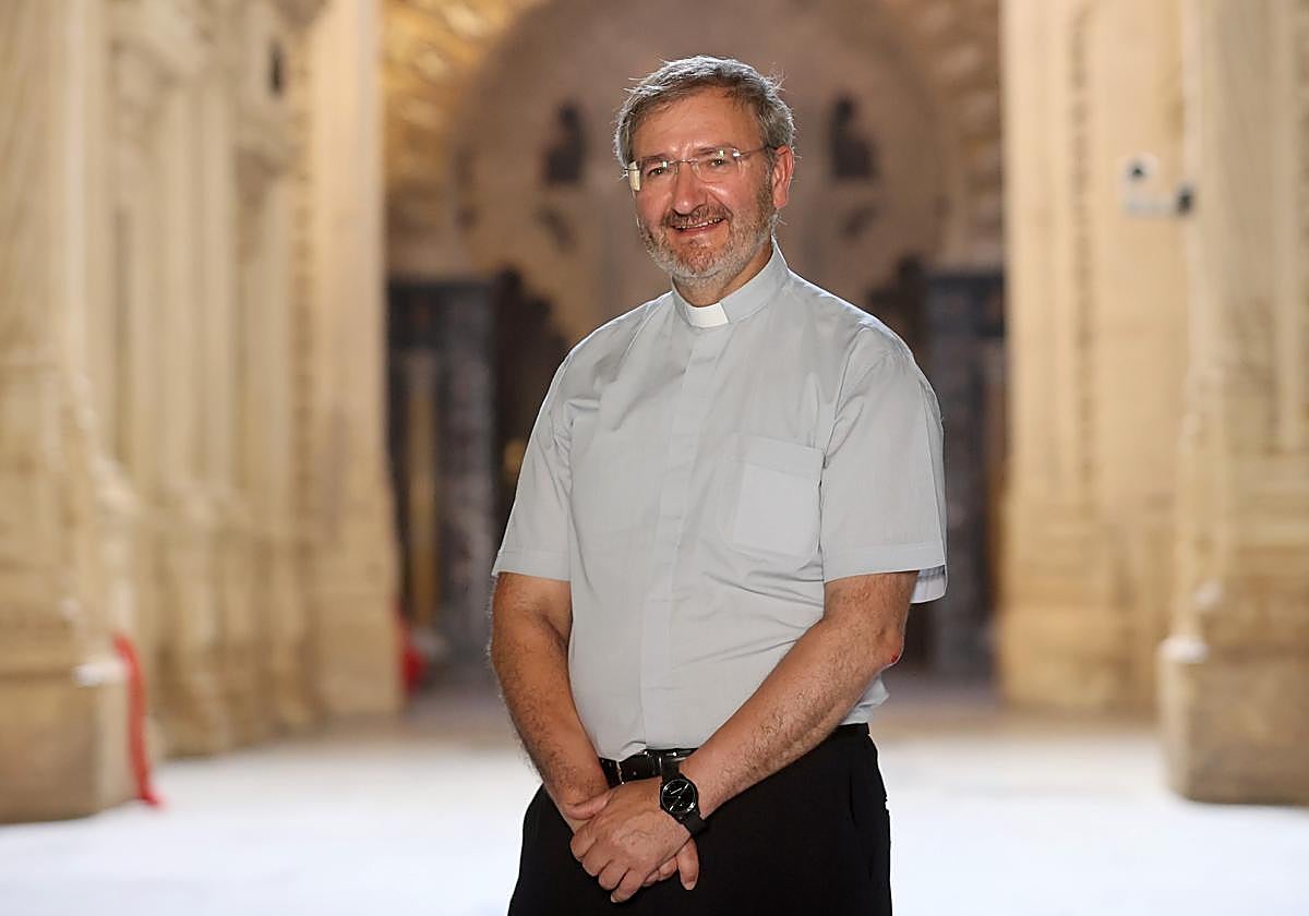 El deán presidente del Cabildo, el vienres en la Mezquita-Catedral antes de atender a ABC