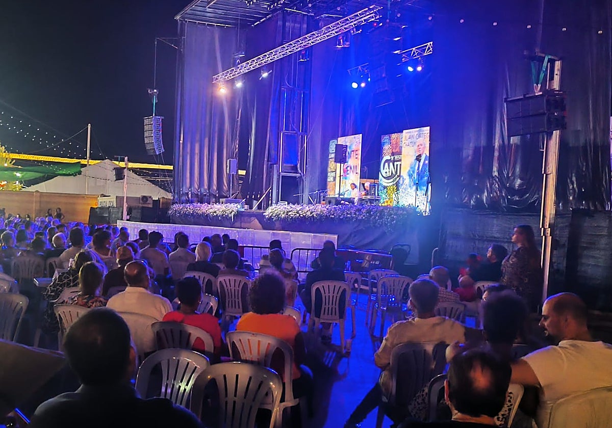 El cantante Arcángel ofrece su concierto en Puente Genil