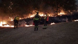 El fuego que saltó de Orense a Zamora sigue «con muchos focos descontrolados»