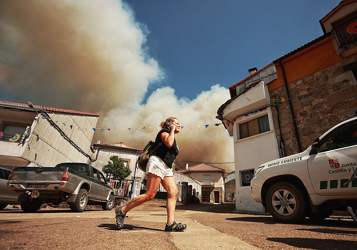 Los vecinos de El Payo (Salamanca) han tenido que ser desalojados por un incendio declarado en su pueblo