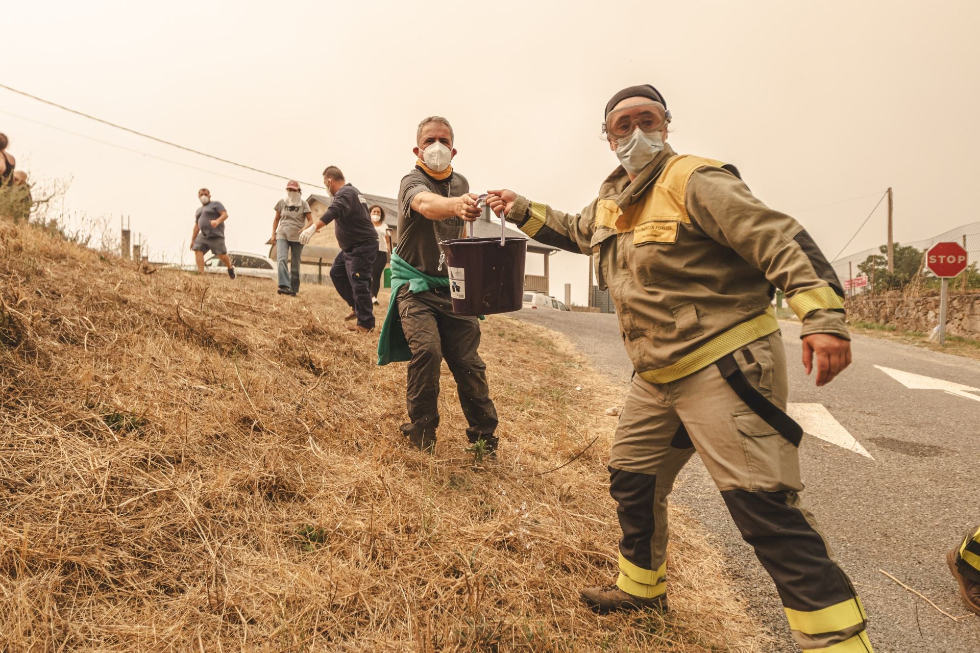 La primera línea contra el incendio más devastador de Galicia, en imágenes