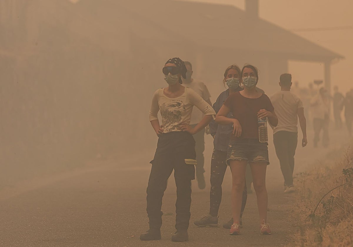 Vecinos durante la lucha contra las llamas en Manzaneda, Orense