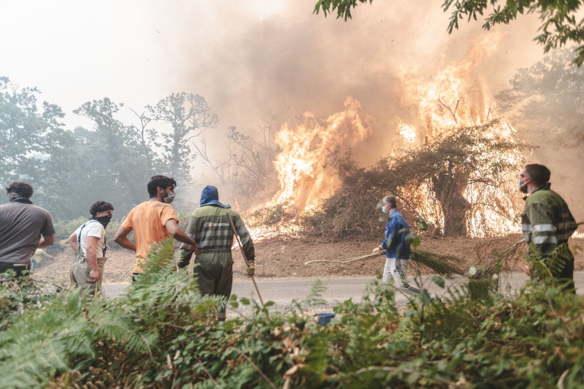 La primera línea contra el incendio más devastador de Galicia, en imágenes