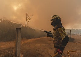 Los vecinos, el último retén contra el fuego cuando todo lo demás no alcanza