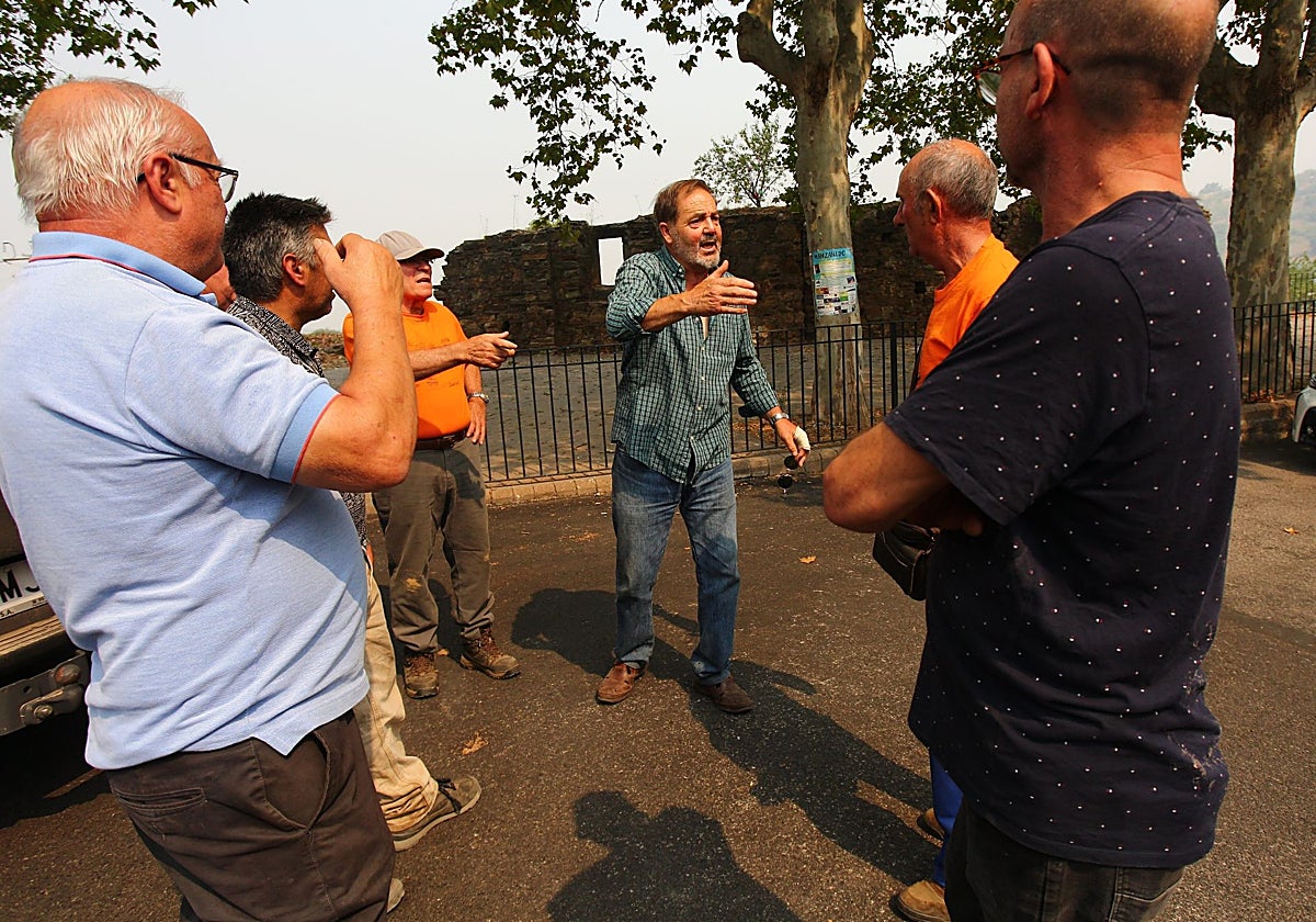 Vecinos desalojados de las localidades bercianas de Peñalba de Santiago, Bouzas, San Cristóbal de Valdueza, Espinoso de Compludo y Manzanedo de Valdueza por el incendio de Llamas de Cabrera (León)